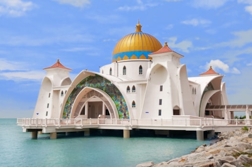 Malacca Straits Mosque ( Masjid Selat Melaka) It is a mosque located on the man-made Malacca Island near Malacca Town. Malaysia