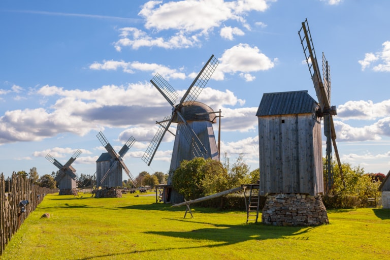 Traditionelle Holzwindmühlen von Saaremaa
