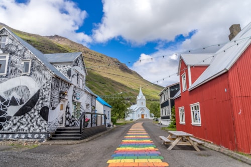 Bunter Weg in Seyðisfjörður