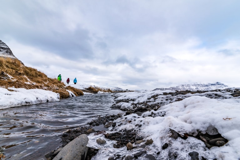 Fluss bei Kirkjufellsfoss im Winter